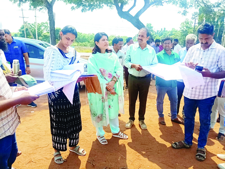 చేబ్రోలులో ప్రభుత్వ భూముల పరిశీలన