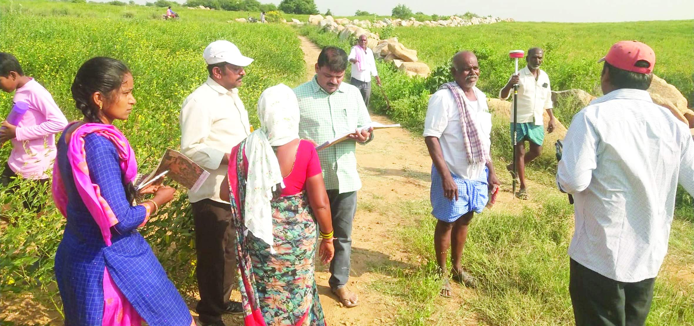 నంచర్లలో రీ సర్వేను పరిశీలిస్తున్న తహశీల్దార్‌ లక్ష్మీనారాయణ