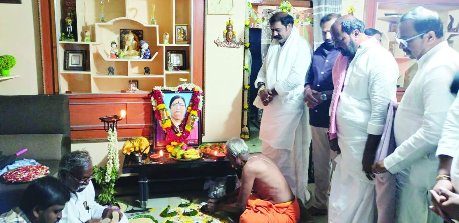 శారదమ్మ చిత్రపటానికి పూలమాల నివాళులర్పిస్తున్న మంత్రి జయరామ్‌, కుటుంబ సభ్యులు