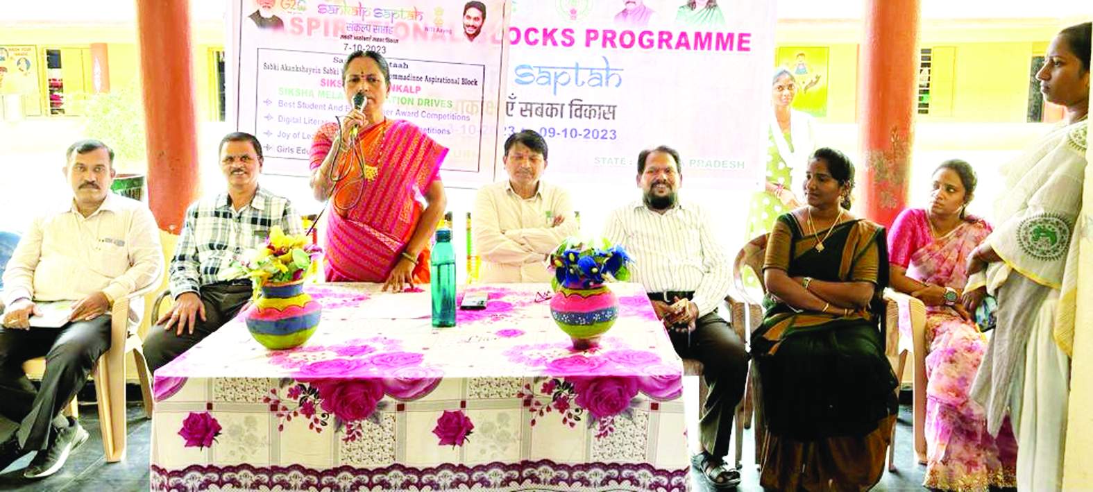 సమావేశంలో మాట్లాడుతున్న ఎంఇఒ సావిత్రి