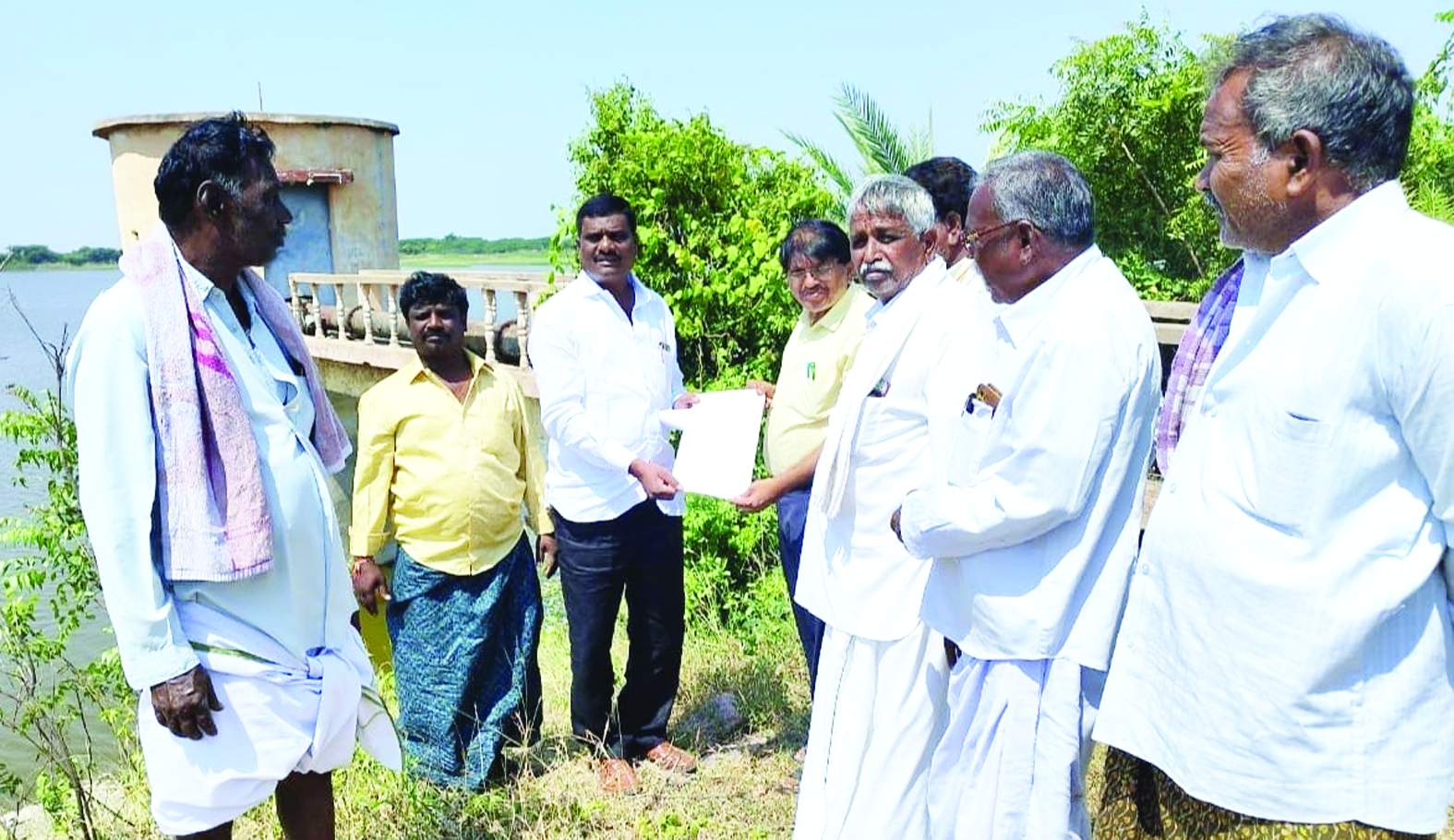ఎంపిడిఒకు వినతిపత్రం అందజేస్తున్న సర్పంచి
