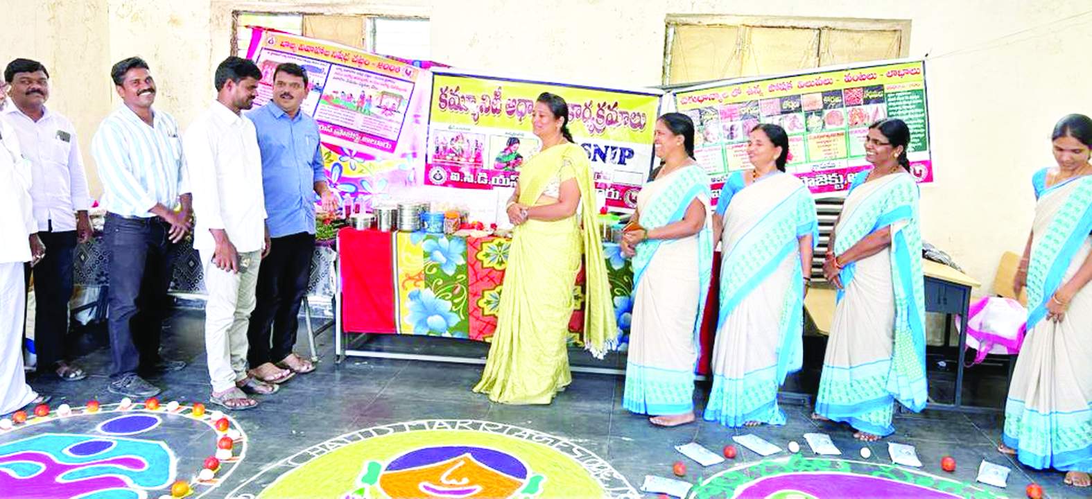 న్యూట్రిషన్‌ స్టాల్స్‌ను పరిశీలిస్తున్న సర్పంచి, అధికారులు