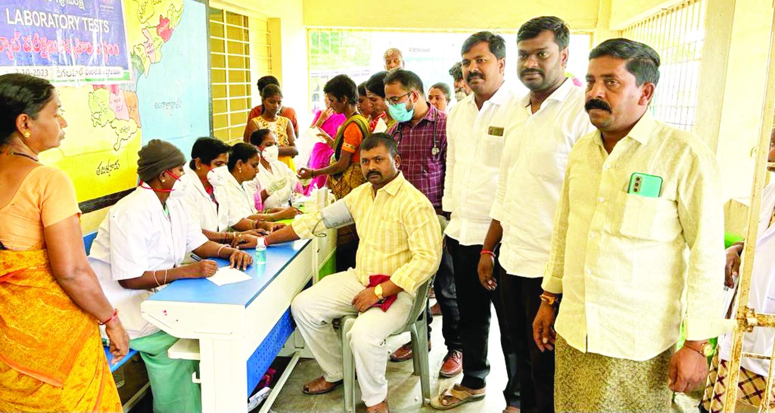 వైద్య పరీక్షలు చేయించుకుంటున్న ప్రజలు