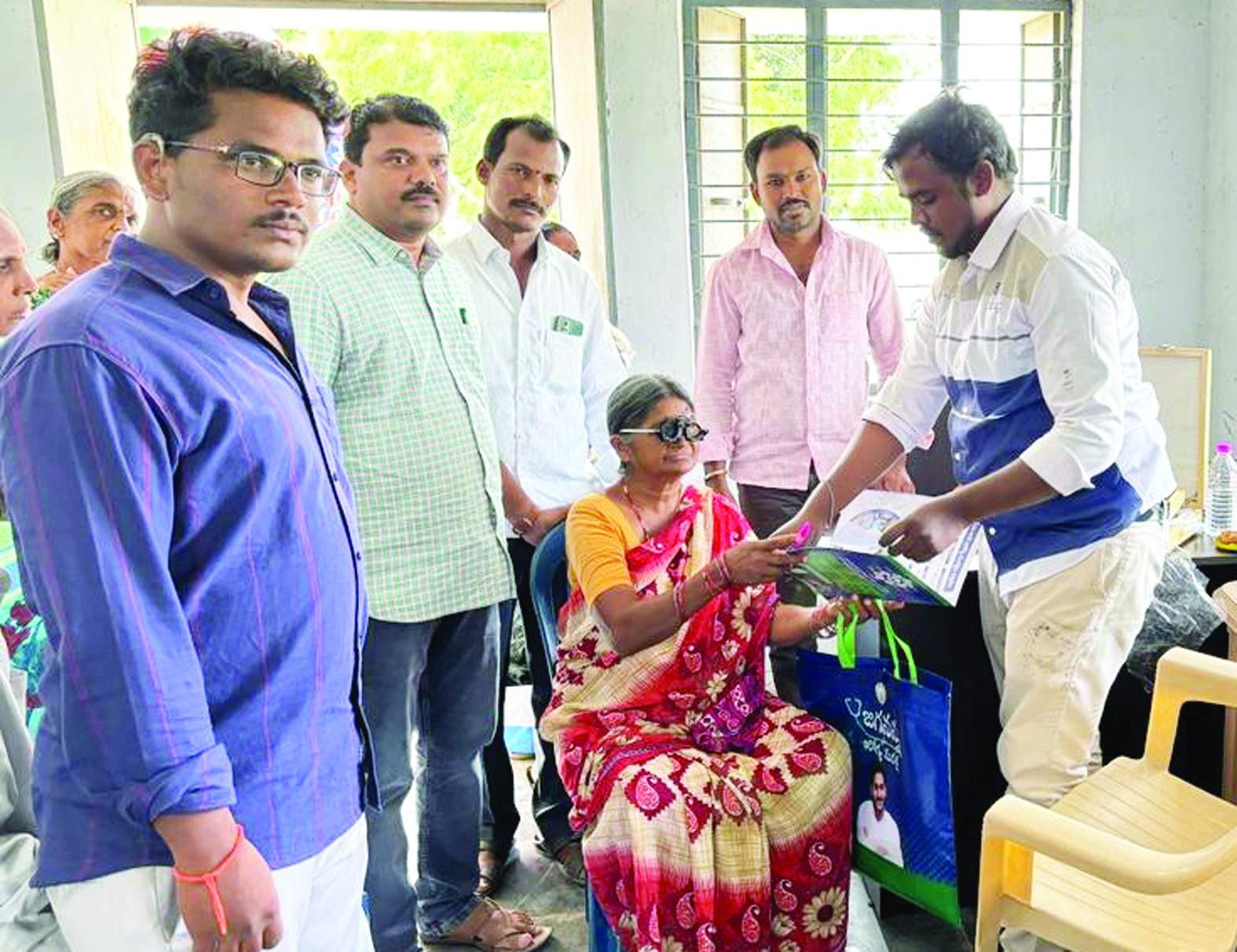 కంటి పరీక్షలు చేయించుకుంటున్న వృద్ధులు