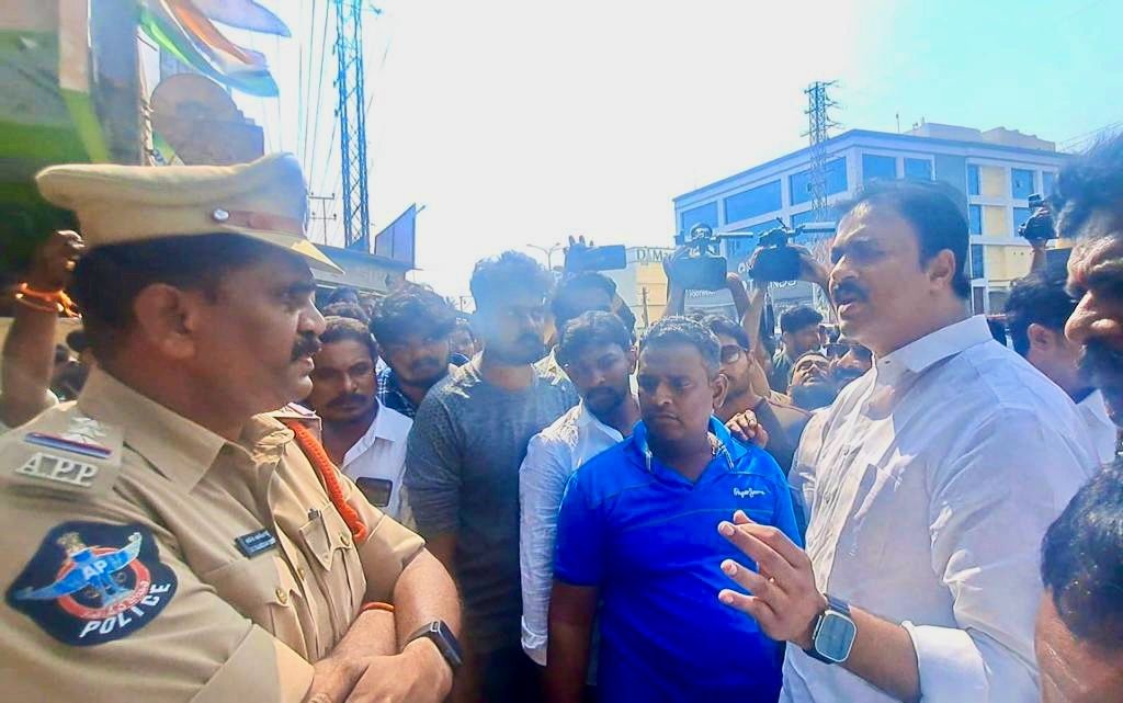దసరా చంద్రన్న కానుకను అడ్డుకున్న పోలీసులు