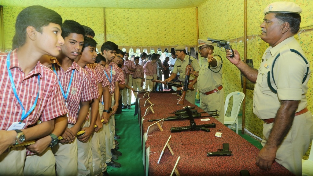 విద్యార్థులకు ఆయుధ ప్రదర్శన