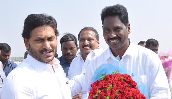 సిఎంను కలిసిన ఎమ్మెల్యేలు