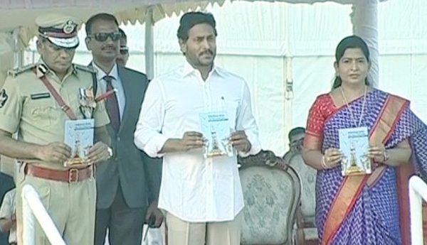 /Govt's-priority-for-police-welfare-in-AP-CM-Jagan