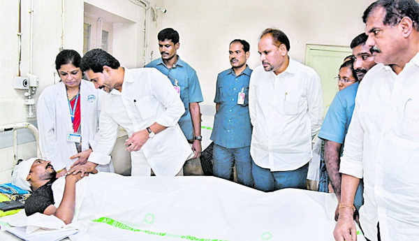 Distribution-of-compensation-checks-to-train-accident-victims