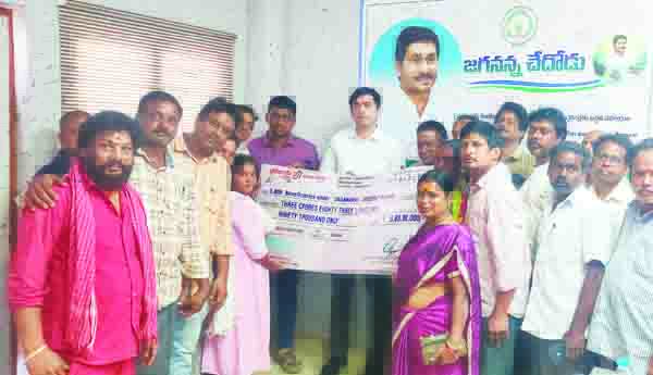 జగనన్న చేదోడు నిధులు విడుదల