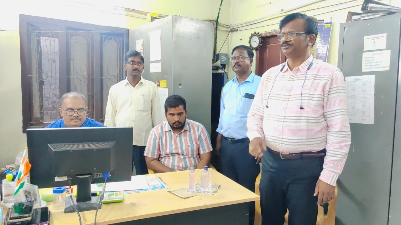 ఎసిబి అధికారులకు పట్టుబడిన జూనియర్‌ అసిస్టెంట్‌, డ్రైవర్‌