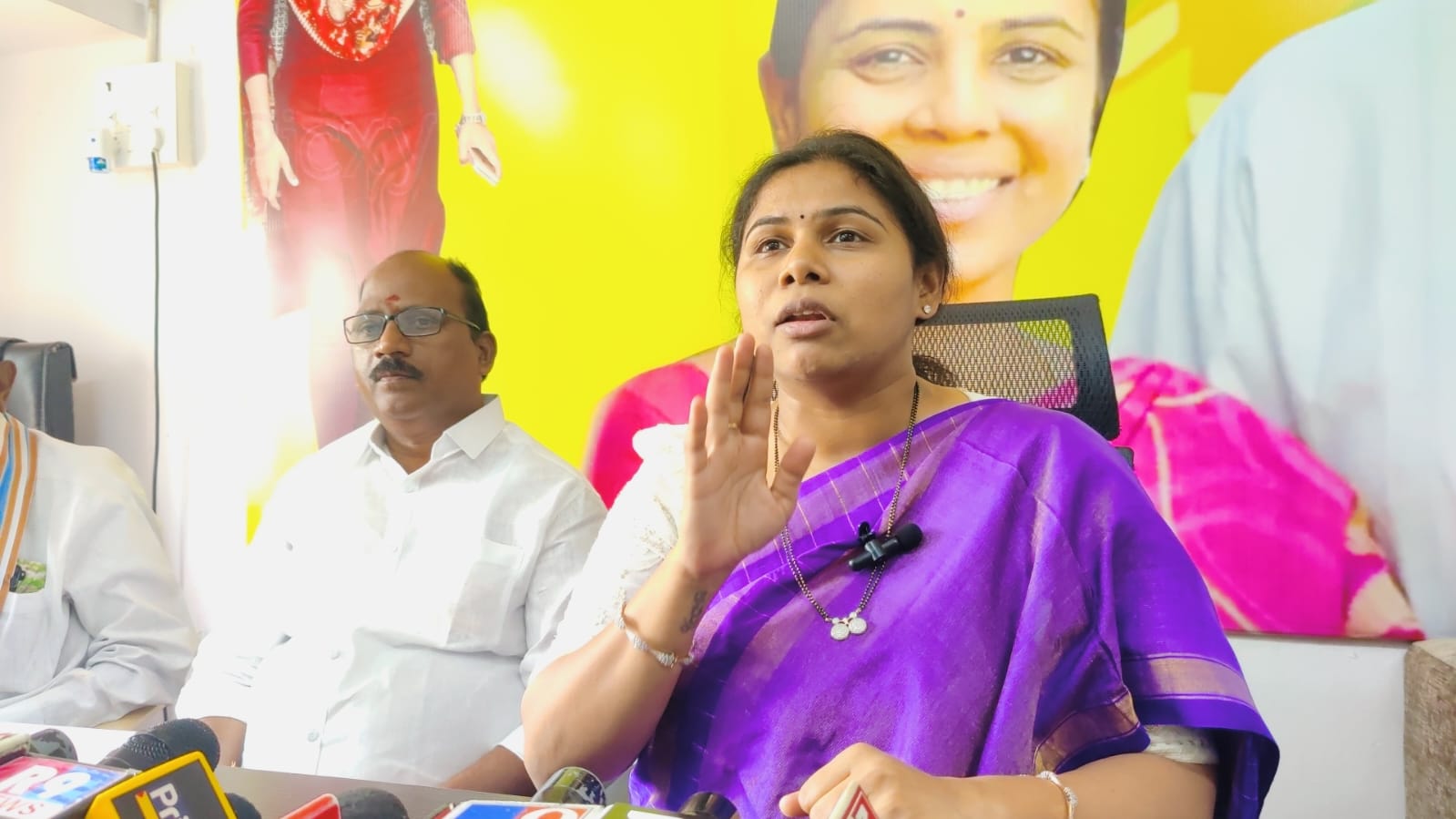 విలేకరుల సమావేశంలో మాట్లాడుతున్న భూమా అఖిల ప్రియ