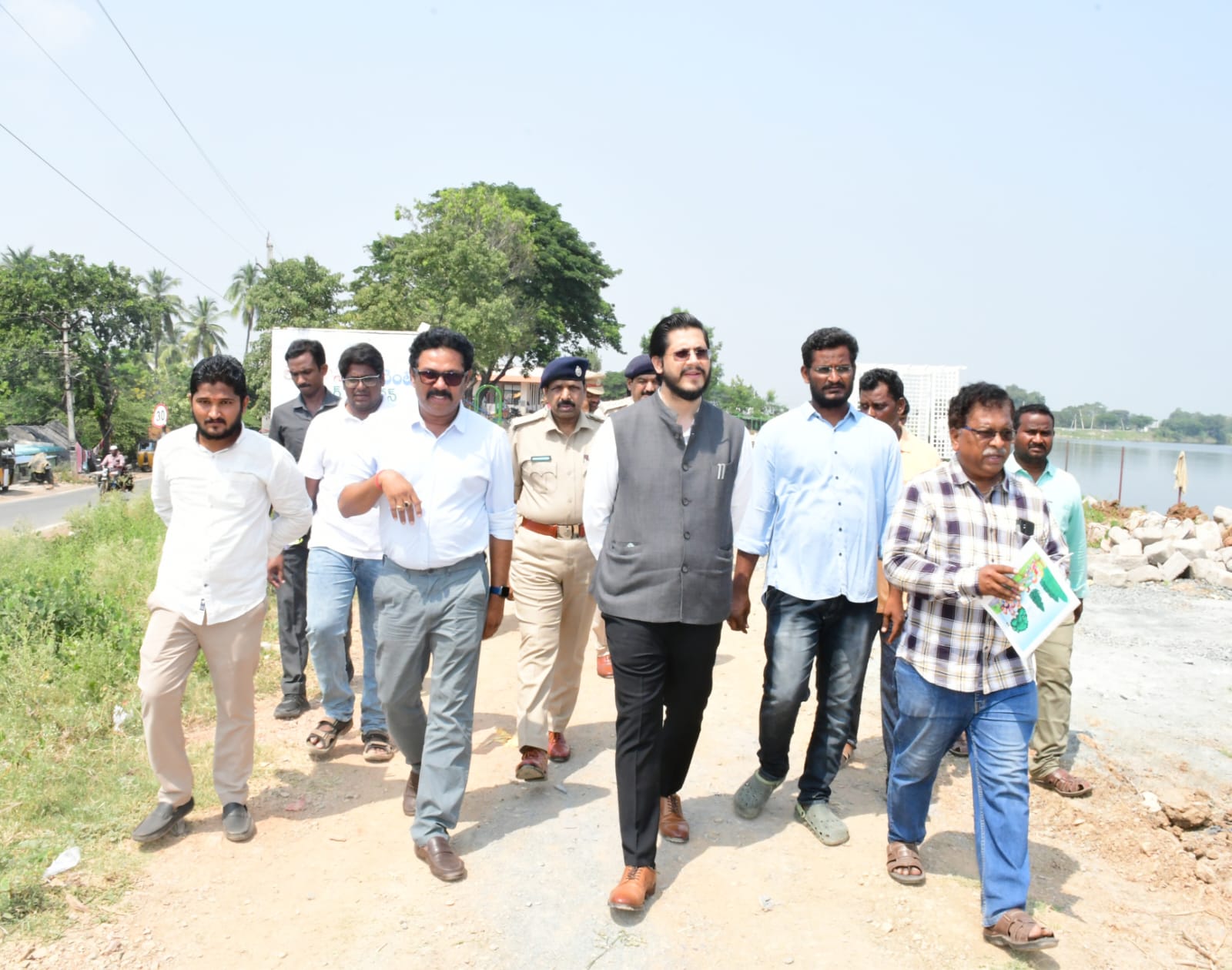 చిన్న చెరువు టూరిజం పనులను పరిశీలిస్తున్న జిల్లా కలెక్టర్ ఎస్పీ, గ్రీన్ కో ప్రతినిధులు తదితరులు
