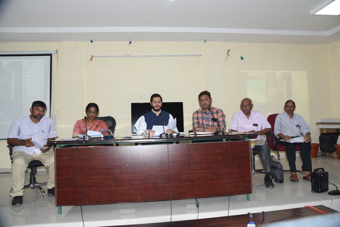 సమావేశంలో మాట్లాడుతున్న జిల్లా కలెక్టర్‌