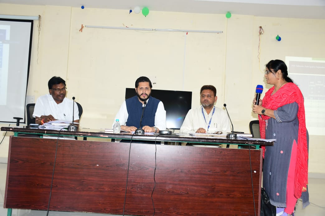 సమావేశంలో మాట్లాడుతున్న జిల్లా కలెక్టర్‌