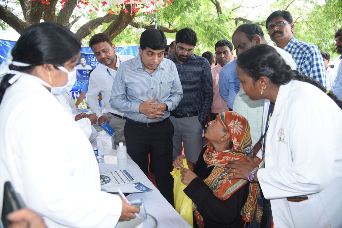 జగనన్న ఆరోగ్య సురక్ష వైద్య శిబిరాన్ని పరిశీలిస్తున్న జిల్లా ప్రత్యేక అధికారి కోన శశిధర్‌