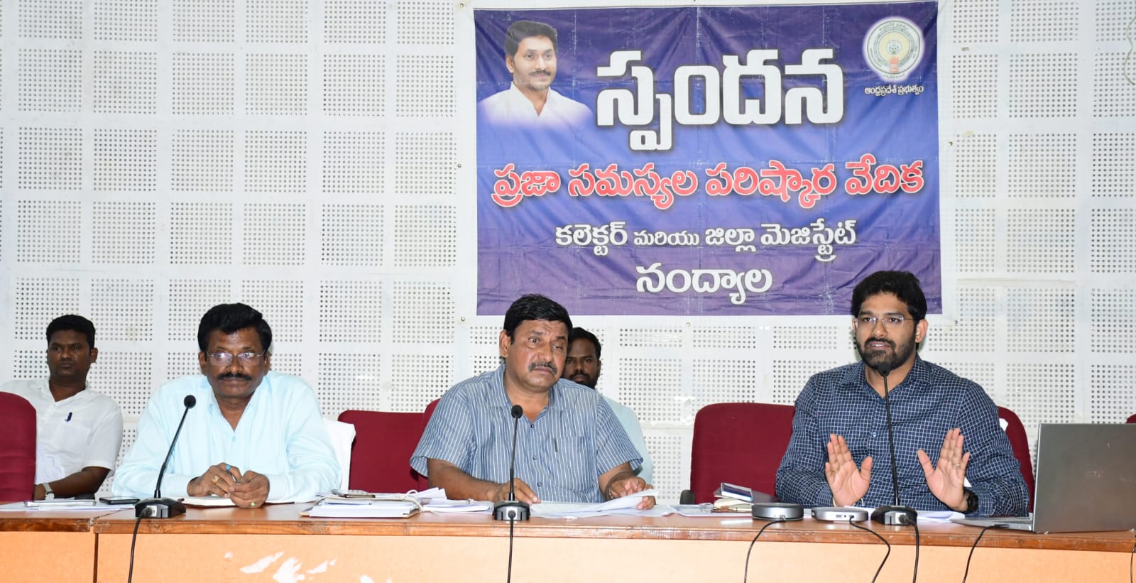 మాట్లాడుతున్న జిల్లా ఇన్‌ఛార్జి కలెక్టర్‌ రాహుల్‌ కుమార్‌ రెడ్డి