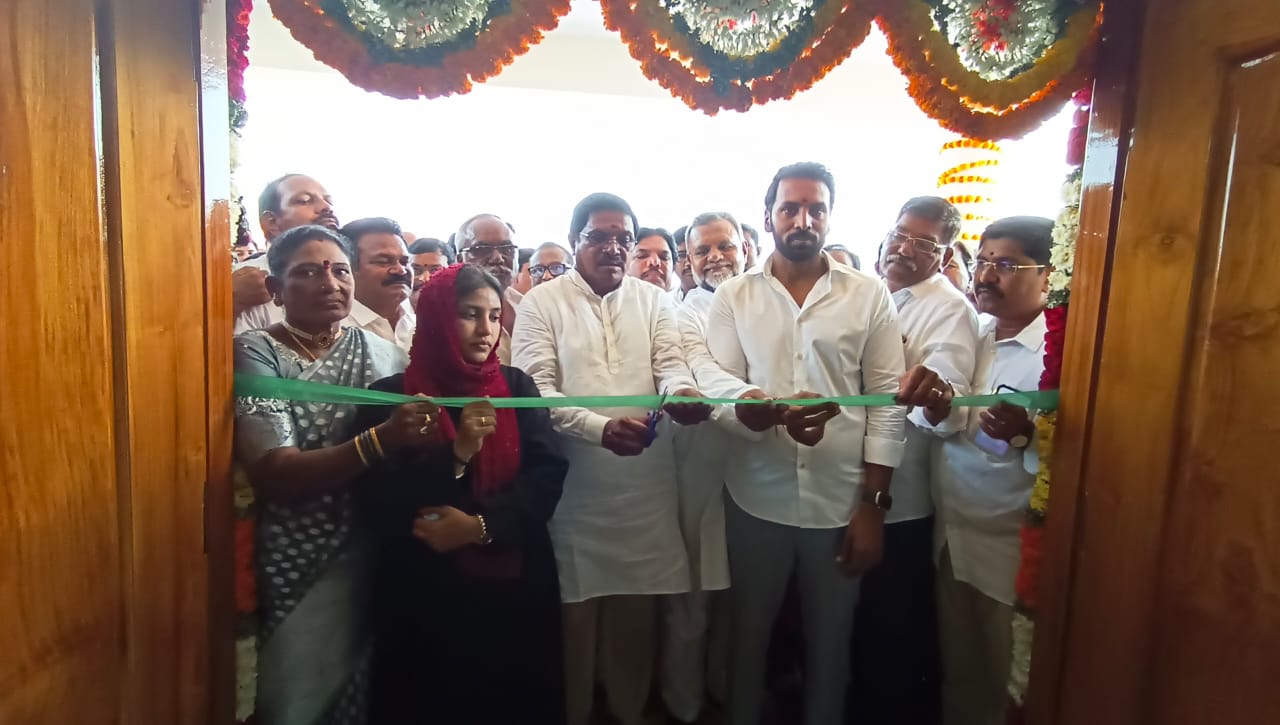 అర్బన్ హెల్త్ సెంటర్ ను ప్రారంభిస్తున్న ఎంపీ, ఎమ్మెల్యే, మున్సిపల్ చైర్ పర్సన్ తదితరులు