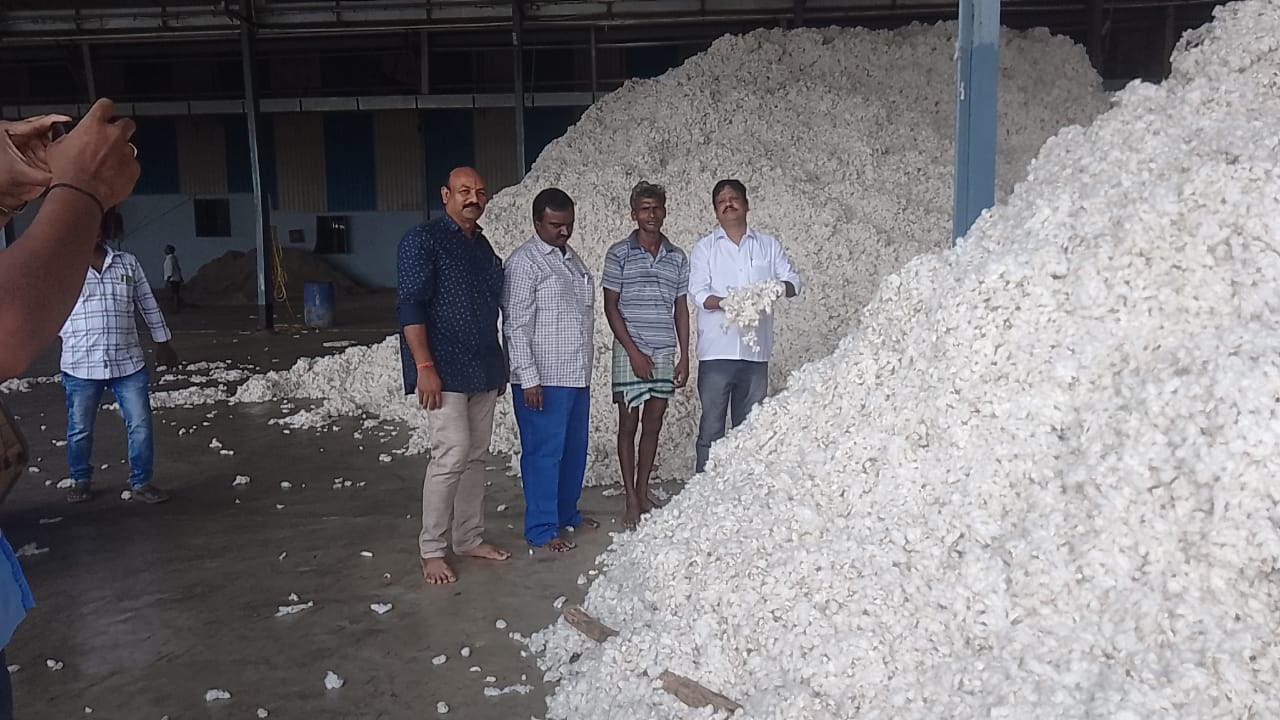 పత్తిని పరిశీలిస్తున్న జిల్లా మార్కెటింగ్‌ అధికారి రహిమాన్‌ తదితరులు