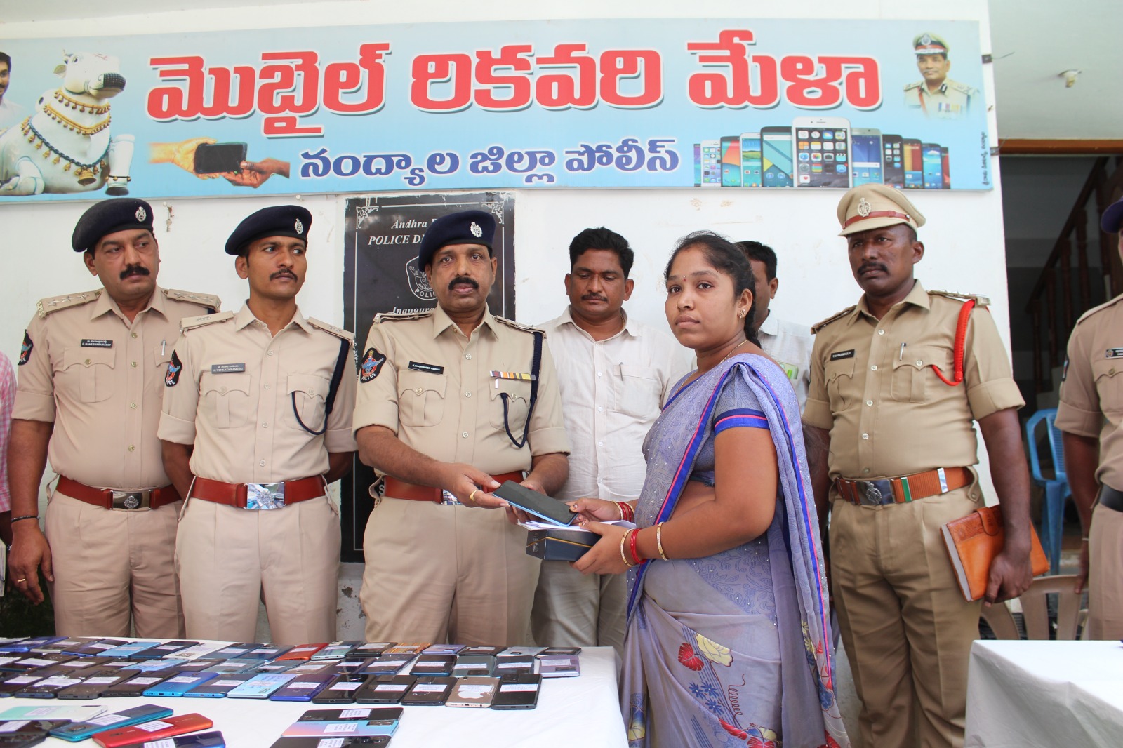 బాధితురాలుకు మొబైల్ ఫోన్ ను రికవరీ చేస్తున్న జిల్లా ఎస్పీ