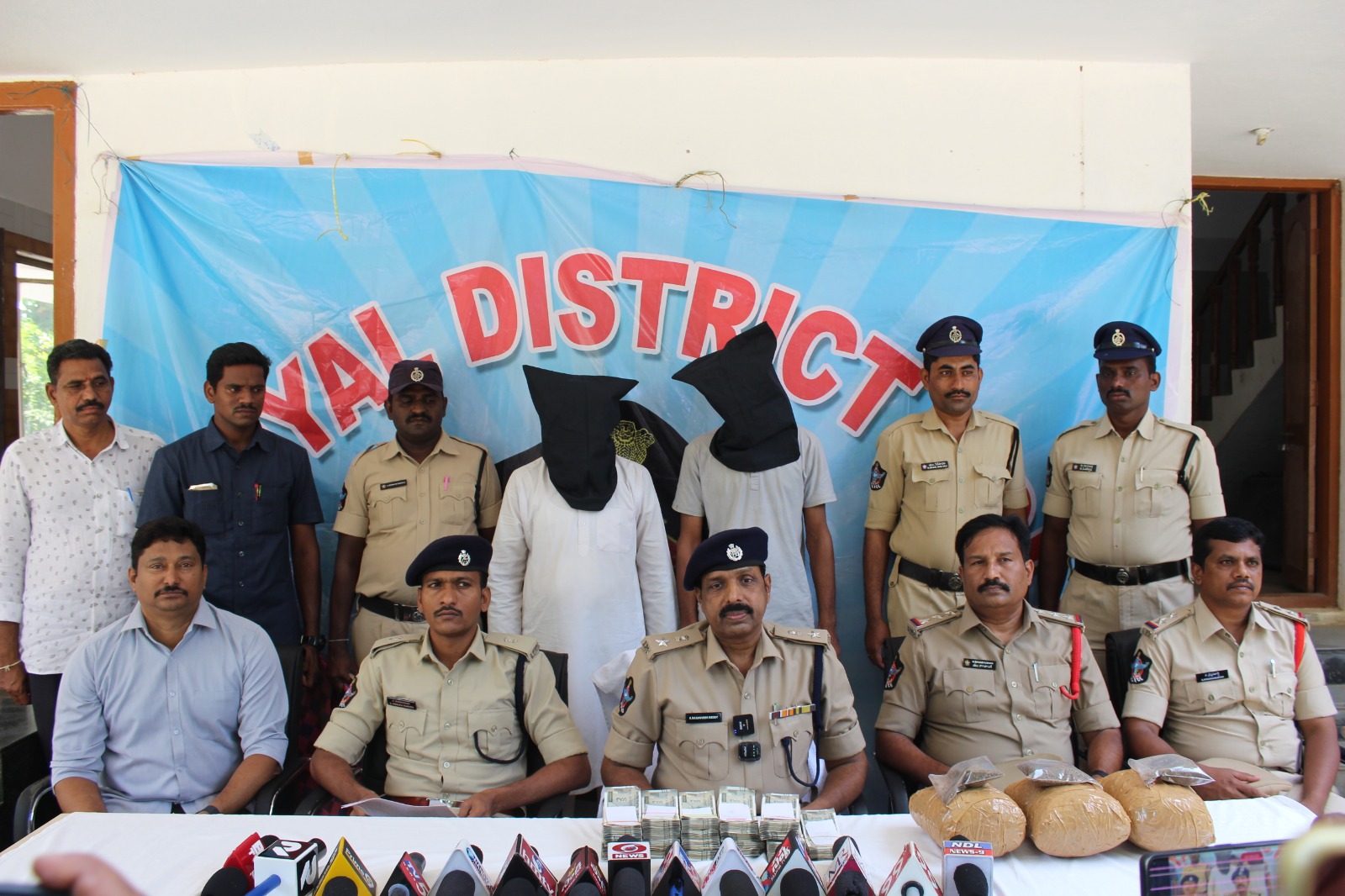 విలేకరుల సమావేశంలో మాట్లాడుతున్న జిల్లా ఎస్పీ