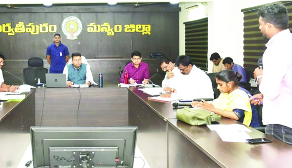 త్వరితగతిన అభివృద్ధి పనులు పూర్తి : కలెక్టర్‌