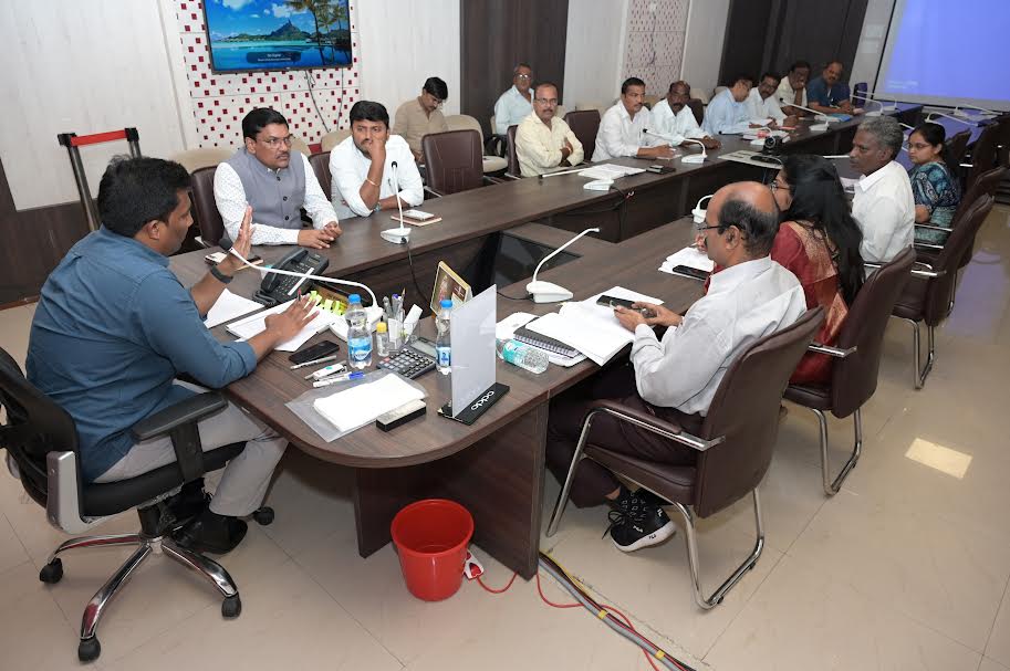  గిరిజనుల సమస్యలపై అధికారులతో చర్చిస్తున్న కలెక్టర్‌