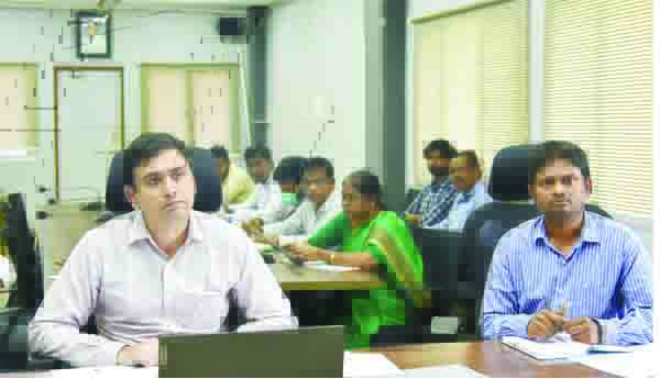 మాట్లాడుతున్న కలెక్టర్‌ సుమిత్‌కుమార్‌