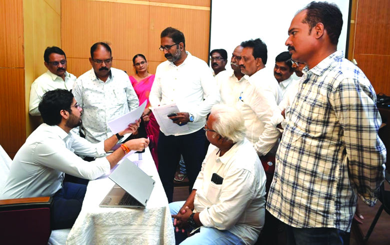 సమస్యలకు పరిష్కారం చూపాలి