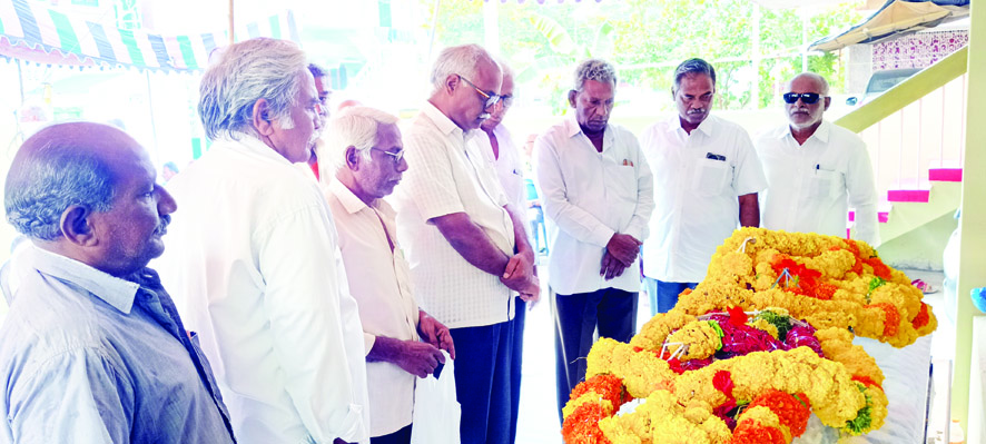 విశ్రాంత అధ్యాపకులు జంపని శ్రీహరిబాబుకు నివాళి