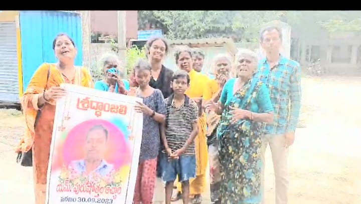 తాలూకా పోలీస్‌ స్టేషన్‌ ఎదుట ధర్నా చేస్తున్న పురుషోత్తం కుటుంబ సభ్యులు