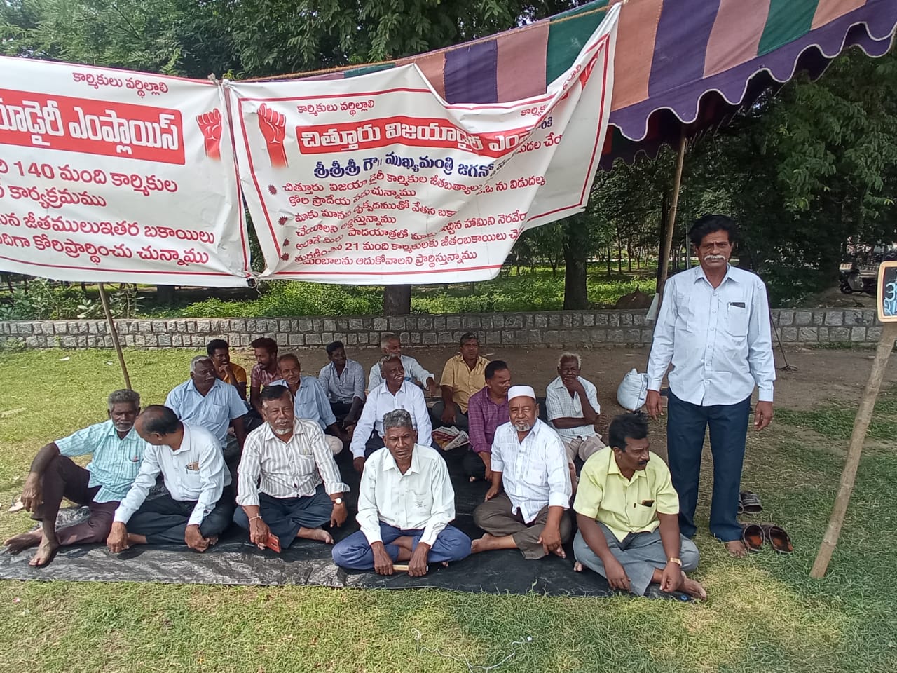 కలెక్టరేట్‌ ఎదుట రిలే దీక్షలు చేస్తున్న కార్మికులు