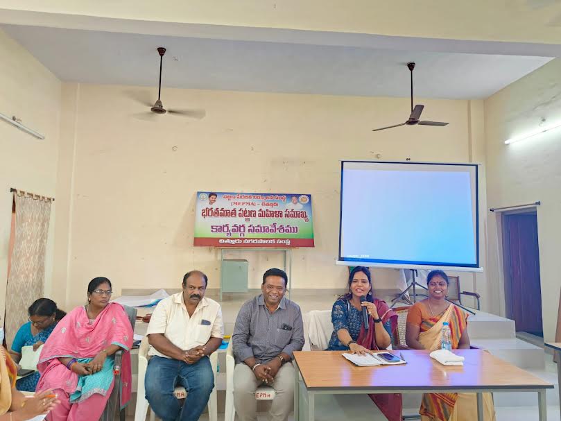 సమావేశంలో మాట్లాడుతున్న నగర కమీషనర్‌ అరుణ