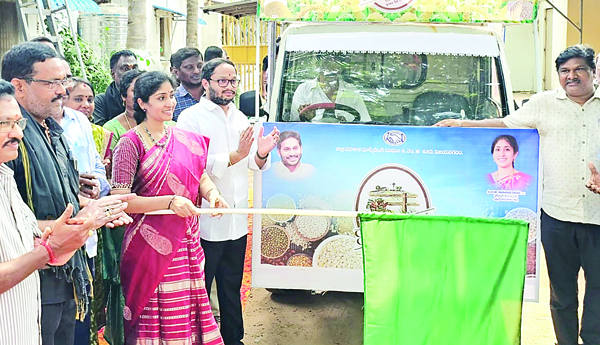 గ్రామీణ కిరాణా మొబైల్‌ స్టాల్‌ ప్రారంభం