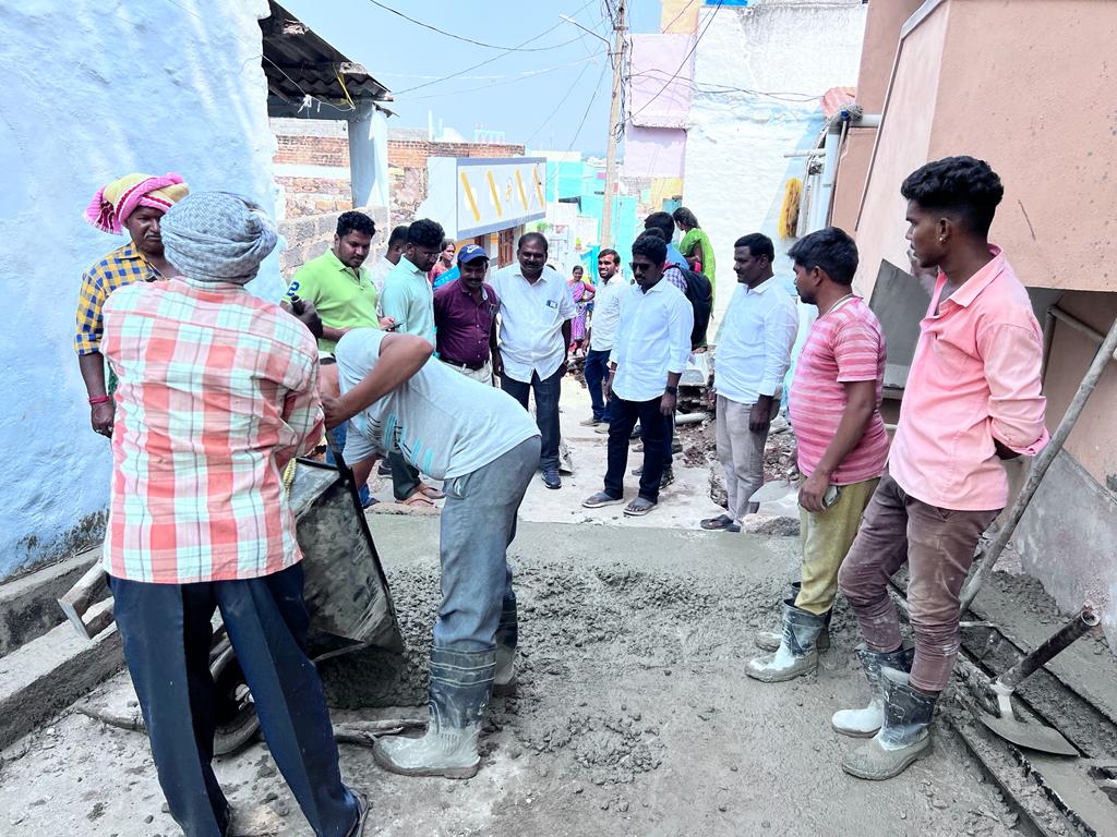 సిసి రోడ్డు నిర్మాణ పనులను పరిశీలిస్తున్న చైర్మన్‌