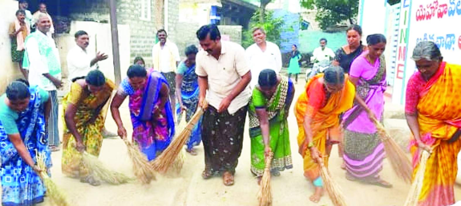 రోడ్లను శుభ్రం చేస్తున్న సర్పంచి అరుణ్‌ కుమార్‌