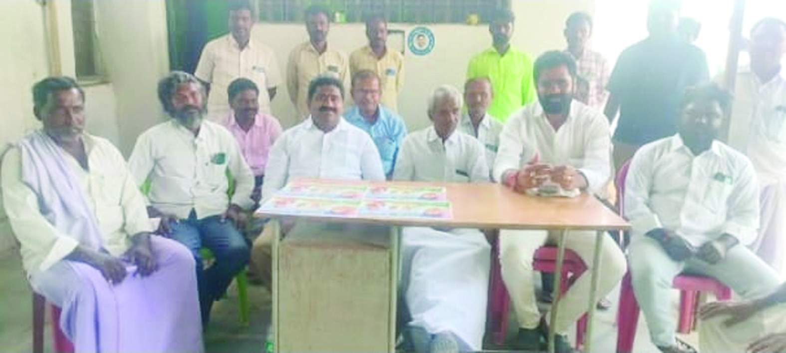 సమావేశంలో మాట్లాడుతున్న వైసిపి మండల కన్వీనర్‌ మల్లికార్జున