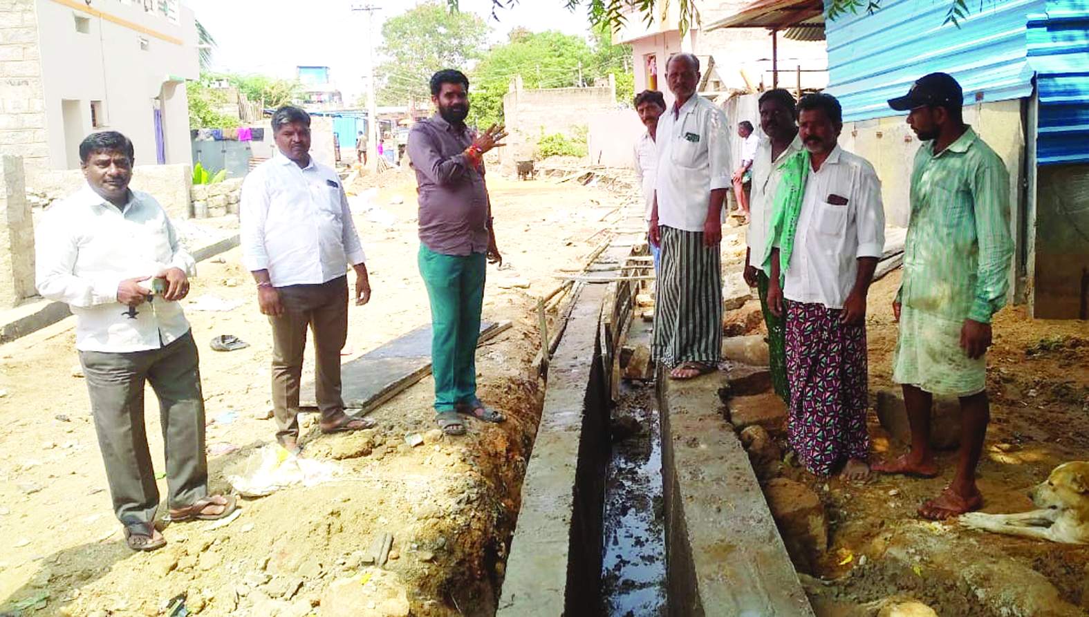 పనులు పరిశీలిస్తున్న జడ్‌పిటిసి కిట్టు