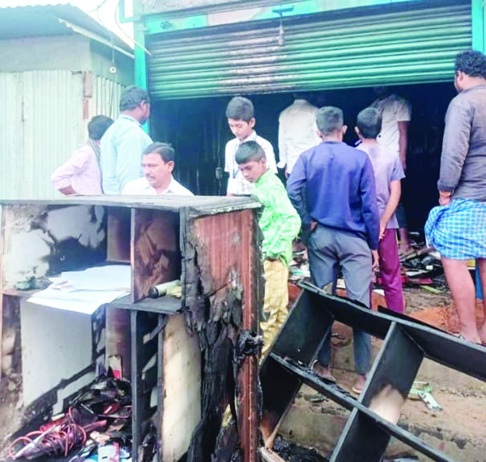 అగ్ని ప్రమాదంలో దగ్ధమైన సెల్‌ ఫోన్‌ దుకాణం