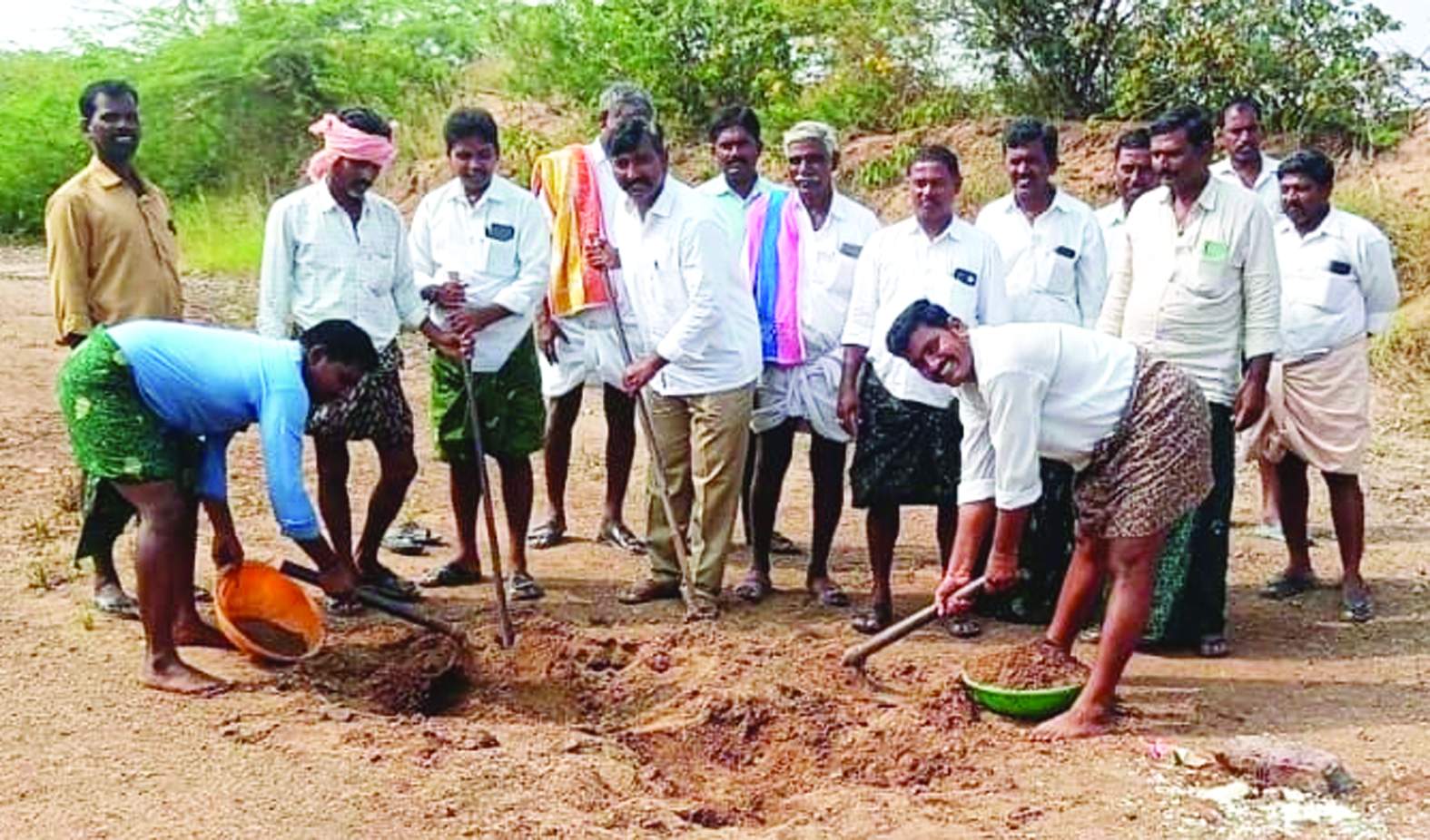 ఉపాధి పనులు ప్రారంభిస్తున్న సర్పంచి అరుణ్‌ కుమార్‌