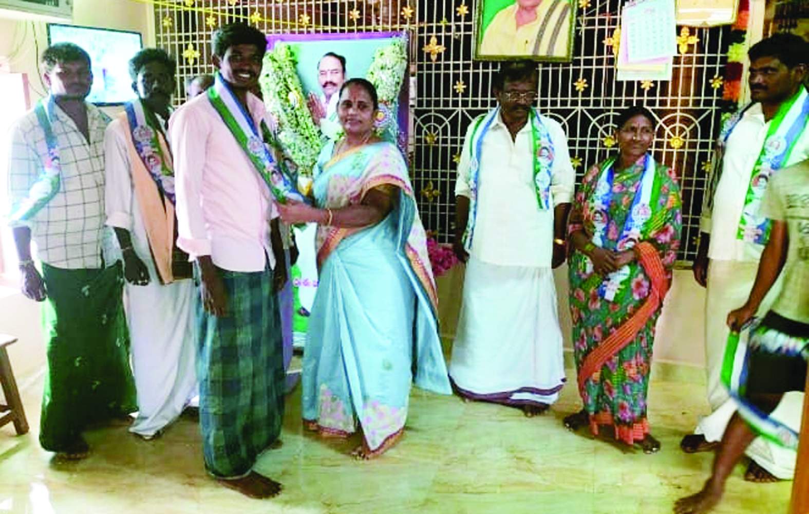 వైసిపి కండువా కప్పి ఆహ్వానిస్తున్న బొజ్జమ్మ