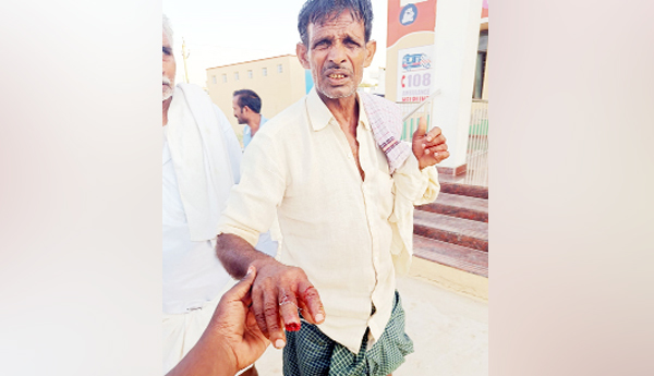 గ్రామాల్లో పిచ్చికుక్క స్వైర విహారం.. ఏడుగురికి గాయాలు