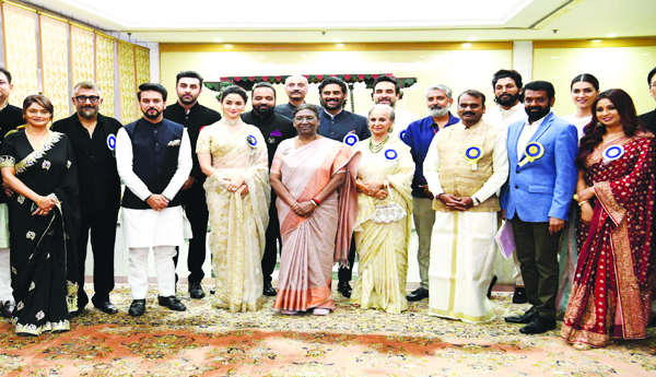 President-felicitates-award-stars