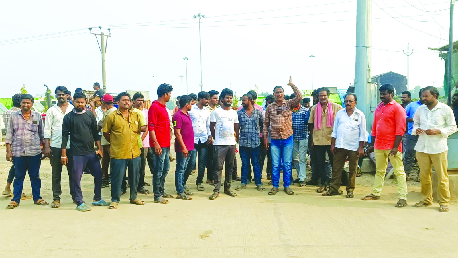 బకాయి వేతనాలు చెల్లించాలి