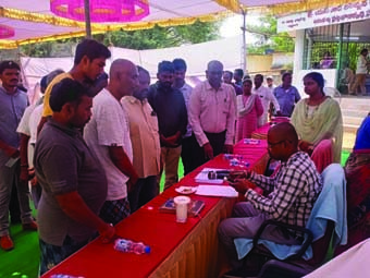 జగనన్నకు చెబుదాంలో వినతిపత్రాలు స్వీకరిస్తూ... 