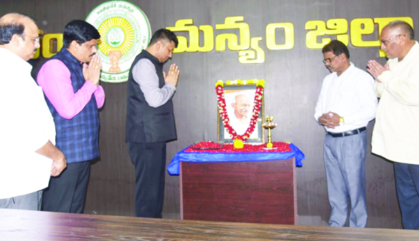 గాంధీజీ స్ఫూర్తితో కొత్త సంకల్పం : కలెక్టర్‌