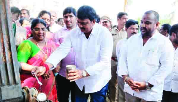 నర్సీపట్నం రోడ్డు విస్తరణ పనులు ప్రారంభం