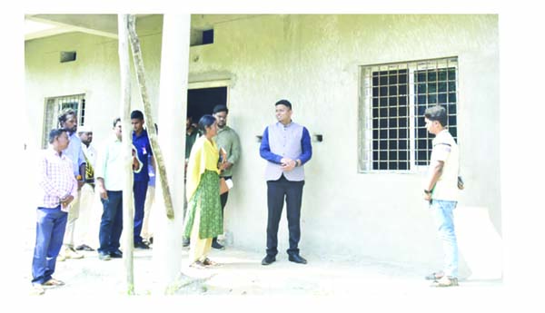 భవన నిర్మాణాలు త్వరగా పూర్తిచేయాలి : కలెక్టర్‌