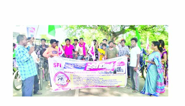 విద్యారంగ సమస్యలను పరిష్కరించాలి