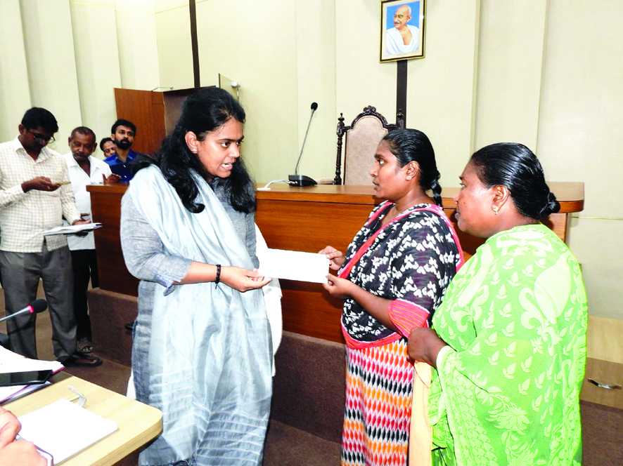 ఔట్‌సోర్సింగ్‌ కార్మికుడి కుటుంబానికి పరిహారం